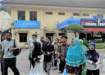 Keluarga Iwan alias Nasib, terduga bandar narkoba tertembak mati anggota Satres Narkoba Polres Pelabuhan Belawan mendatangi Bidang Propam Polda Sumut. (Foto Ist)
