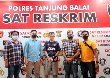 Pelaku DF Sijabat diapit polisi
