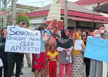 Ratusan warga dan keluarga almarhum Iwan alias Nasib berunjuk rasa didepan halaman Mapolres Pelabuhan Belawan. (Foto Ist)