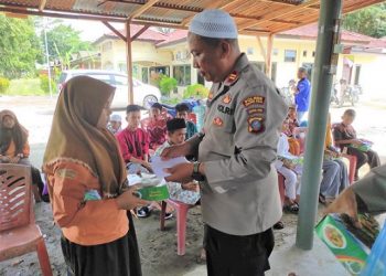 Kapolsek Sei Tualang Raso IPTU Asrol Efendi Rambe, SH, MH memberikan bantuan dan santunan kepada Anak Yatim Piatu