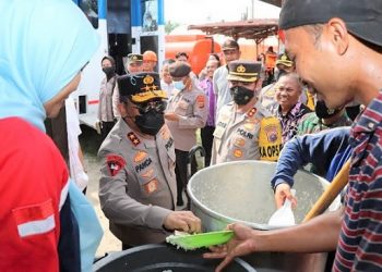 Kapolda Sumut Irjen Pol R.Z Panca Putra Simanjuntak meninjau warga yang mengungsi akibat terdampak banjir di Kabupaten Batubara. (Foto Ist)