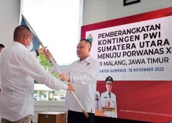 Gubsu Edy Rahmayadi saat memberikan pataka kepada Ketua PWI Sumut Farianda Putra Sinik sebagai pelepasan Kontigen PWI Sumut Ke Powarnas. (Foto Ist).