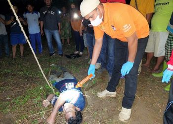 Tim Nafis saat memeriksa jenajah korban Ricflo Manurung saat masih di  TKP 
