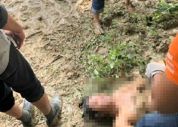 Mayat wanita dalam karung ditemukan tersangkut di pohon bambu pinggiran Sungai Denai, Jalan Panglima Denai. (Foto Ist)