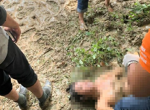 Mayat wanita dalam karung ditemukan tersangkut di pohon bambu pinggiran Sungai Denai, Jalan Panglima Denai. (Foto Ist)