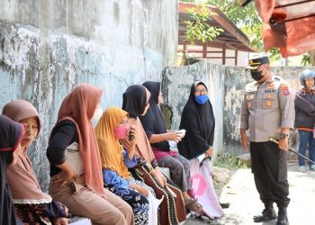 Kapolres Tanjungbalai AKBP Ahmad Yusuf Afandi SIK, MM meninjau langsung pemberian/penyaluran bantuan Langsung Tunai (BLT) BBM, Sembako dan PKH kepada masyarakat bertempat di Kantor Pos