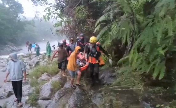 Tim SAR Gabungan saat evakuasi jasad Lepran Sihotang
