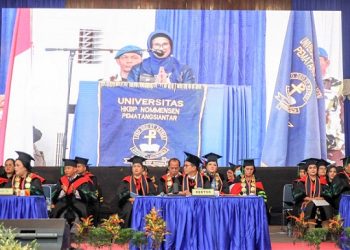 Wali Kota Siantar dr. Susanti Dewayani SpA saat hadiri wisuda di Kampus UHKBPNP