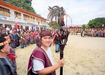 Erick Thohir mengenakan pakaian adat Batak Diberikan Marga Sidabutar. (Foto Ist)