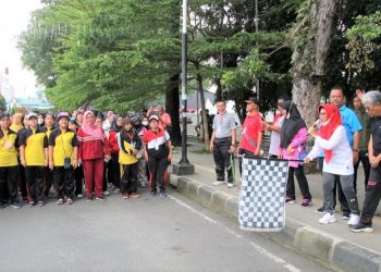 Wali Kota Siantar dr Susanti Dewayani SpA melepas peserta jalan sehat memperingati Hari Ulang Tahun (HUT) ke-77 Persatuan Guru Republik Indonesia (PGRI) dan Hari Guru Nasional Tahun 2022 di Lapangan H Adam Malik