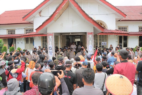 Massa saat unjuk rasa di Kantor DPRD Kota Siantar