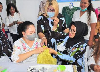 dr Susanti turut mencoba pelatihan payet bersama para peserta.