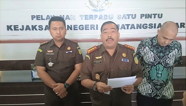 Kajari) Siantar, Jurist Pricesely SH, MH didampingi Kasi Intel Rendra Yoki Pardede SH, MM dan Symon Morris Sihombing SH, MH dalam konferensi pers