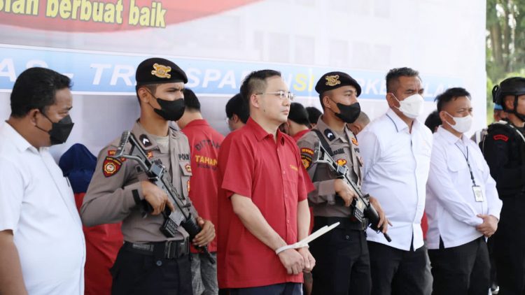 Kapolda Sumut Irjen Panca Putra Simanjuntak didampingi Gubernur Edy Rahmayadi, Ses Kompolnas Benny Mamoto saat menghadirkan Apin BK bos judi online di Sumut. (Foto Ist)