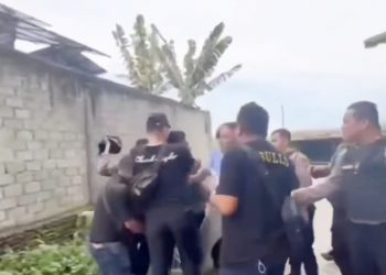 Tim Gabungan  Polrestabes Medan dan Polda Sumut gerebek kawasan padat penduduk di Jalan Sei Petani, Desa Namo Rube Julu karena disinyalir sebagai sarang narkoba. (Foto Ist)