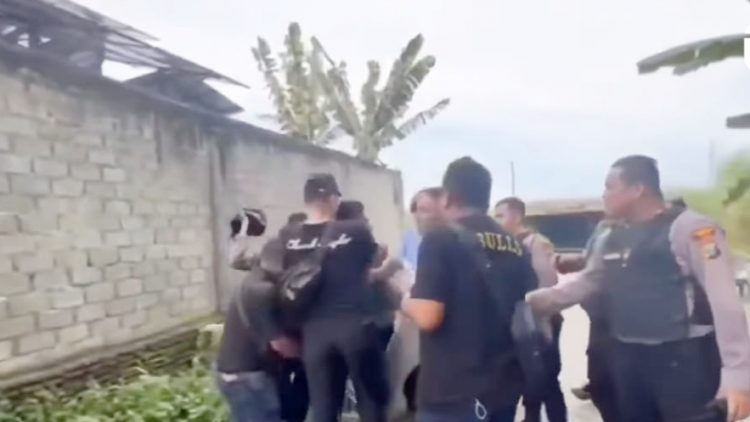 Tim Gabungan  Polrestabes Medan dan Polda Sumut gerebek kawasan padat penduduk di Jalan Sei Petani, Desa Namo Rube Julu karena disinyalir sebagai sarang narkoba. (Foto Ist)