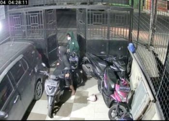 Maling yang menggasak sepeda motor di
Pasar IX Jalan Letda Sudjono, Percut Sei Tuan terekam CCTV. (Foto Ist)
