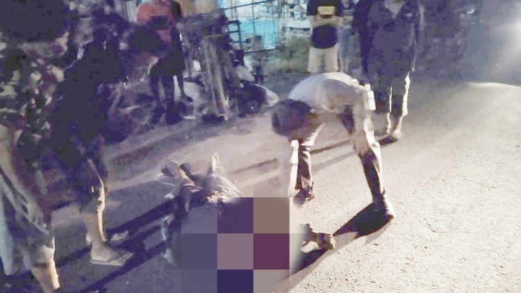 Jenajah Henra Sihotang hendak di evakuasi personil Unit Laka