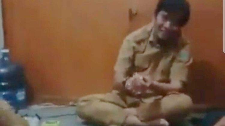 Oknum ASN Sekretariat DPRD Sumut sedang bermain judi viral di Medsos. (Foto Ist)