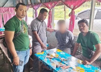 Pelaku DA beserta barang bukti saat di tangkap dilokasi (TKP) 