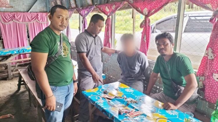 Pelaku DA beserta barang bukti saat di tangkap dilokasi (TKP) 
