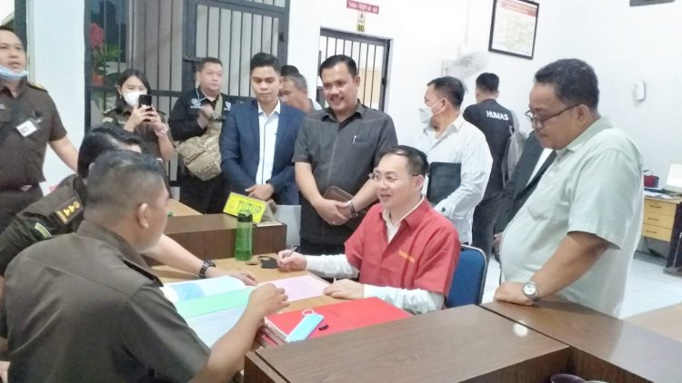 Apin BK bos judi online terbesar diserahkan kepada pihak Kejari Medan. (Foto Ist)