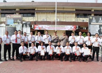 Kapolrestabes Medan, Kombes Pol Valentino Alfa Tatareda berikan penghargaan kepada personel Sat Narkoba. (Foto Ist)
