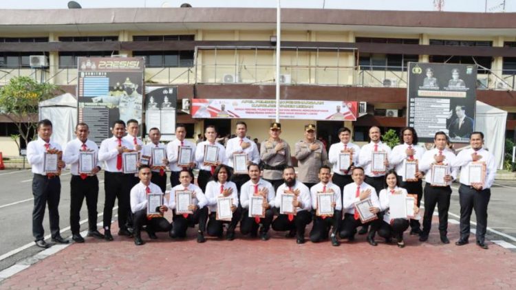 Kapolrestabes Medan, Kombes Pol Valentino Alfa Tatareda berikan penghargaan kepada personel Sat Narkoba. (Foto Ist)