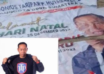 Anggota DPRD Sumut, Jonius Taripar Parsaoran Hutabarat dan baliho yang dirusak. (Foto Ist)