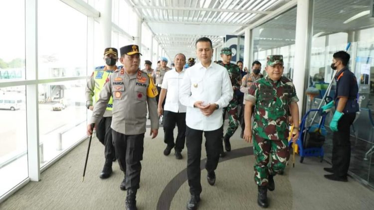 Kapolda Sumut Irjen Pol RZ Panca Putra Simanjuntak, Wagub Sumut Musa Rajekshah dan Pangdam I BB Mayjen TNI Daniel A Chardin di Bandara Udara Kualanamu. (Foto Ist)