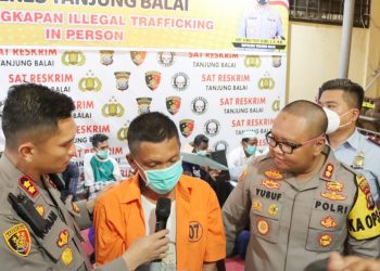 Kapolres Tanjungbalai AKBP Ahmad Yusuf Afandi SIK, MM dan Kapolres Asahan AKBP Roman Smaradhana Elhaj, S.H, S.I.K, M.H saat interogasi Nahkoda Kapal Khairul Umam