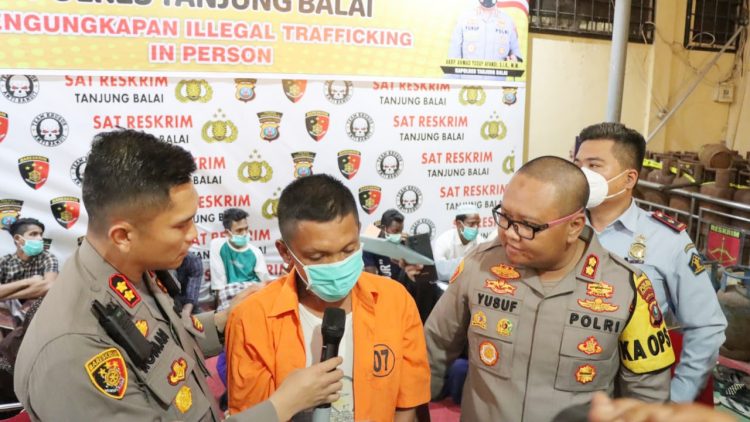 Kapolres Tanjungbalai AKBP Ahmad Yusuf Afandi SIK, MM dan Kapolres Asahan AKBP Roman Smaradhana Elhaj, S.H, S.I.K, M.H saat interogasi Nahkoda Kapal Khairul Umam