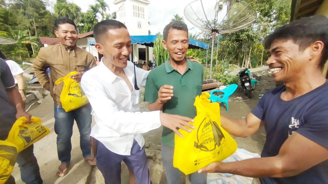 Oki Ohara Sibarani, SH saat berikan bingkisan Natal dan tahun baru kepada warga