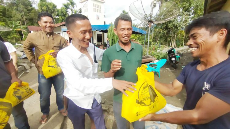 Oki Ohara Sibarani, SH saat berikan bingkisan Natal dan tahun baru kepada warga