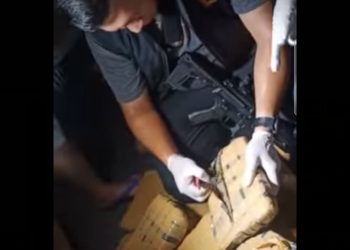 Personil mengamankan satu mobil box berisikan satu ton ganja. (Foto Ist)