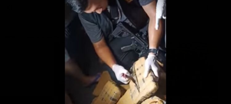 Personil mengamankan satu mobil box berisikan satu ton ganja. (Foto Ist)