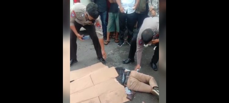 Jenajah Pengendara sepeda motor Honda Scopy BK 2483 WAJ Ahmad Yusril Mahendra saat dievakuasi personil Unit Laka Sat Lantas Polres Siantar