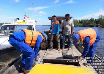 Personil Satpolair Polres Tanjungbalai saat memeriksa kapal yang berhasil dihentikan
