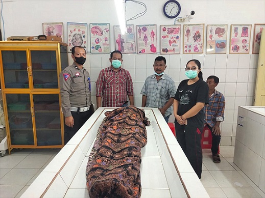 Jenajah Rusli Tambunan saat divisum diruangan jenajah RSUD dr Djasamen Saragih Kota Siantar