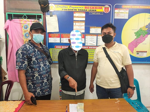 Pelaku Z alias Mabes beserta seluruh barang bukti diapit dua personil Polsek Tanah Jawa