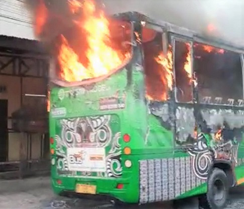 Bus Trans Metro Deli terbakar. (Foto Ist)