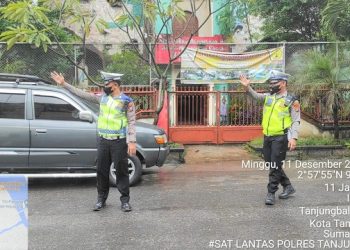 Personil Sat Lantas Polres Tanjungbalai Gatur Lalin Didepan Gereja