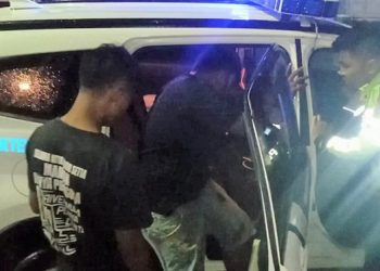 Kanit Regident Sat Lantas Polres Siantar IPDA Muhammad Faizal, S.Tr.K saat menolong supir truk muatan sawit korban tabrakan di Simpang Dua