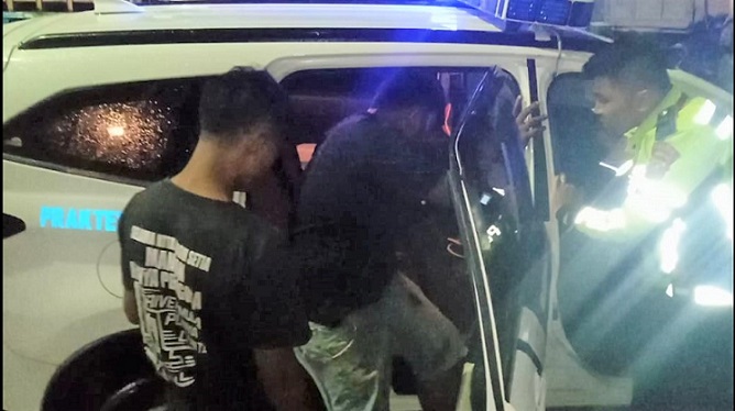 Kanit Regident Sat Lantas Polres Siantar IPDA Muhammad Faizal, S.Tr.K saat menolong supir truk muatan sawit korban tabrakan di Simpang Dua