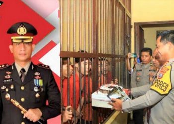 AKBP. Josua Tampubolon SH MH merayakan ulang tahun bersama para tahanan dengan meminta tahanan meniup lilin di Polres Samosir. (Foto Ist)