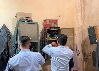 Petugas Lapas Kelas II B Tebing Tinggi saat merazia Blok Hunian warga binaan