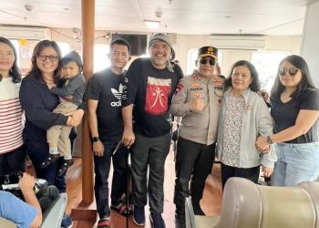 Kapolda Sumut, Irjen Pol RZ Panca Putra Simanjuntak M.Si bersama warga yang juga pengiat literasi Togu Simorangkir di Pelabuhan Ambarita. (Foto Ist)