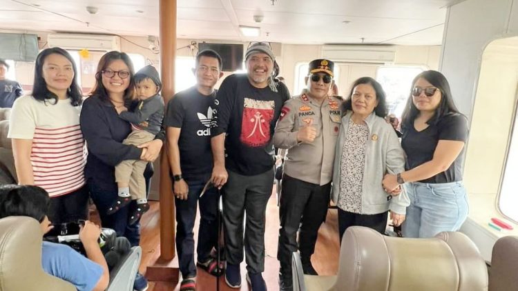 Kapolda Sumut, Irjen Pol RZ Panca Putra Simanjuntak M.Si bersama warga yang juga pengiat literasi Togu Simorangkir di Pelabuhan Ambarita. (Foto Ist)