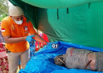 Tim Infis saat memeriksa kondisi jenajah korban Sukardi