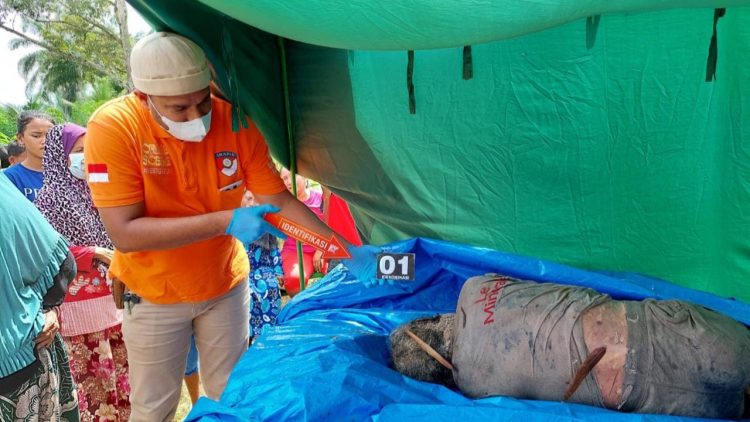 Tim Infis saat memeriksa kondisi jenajah korban Sukardi